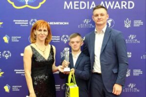 Світлина. Юний спортсмен з Волині із синдромом Дауна отримав заслужену нагороду від Асоціації спортивних журналістів України. Спорт, спортсмен, синдром Дауна, нагорода, Валентин Новосад, Найкращий атлет України