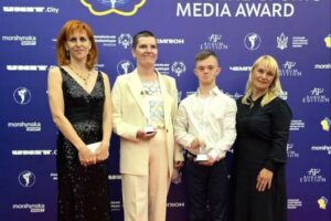 Світлина. Юний спортсмен з Волині із синдромом Дауна отримав заслужену нагороду від Асоціації спортивних журналістів України. Спорт, спортсмен, синдром Дауна, нагорода, Валентин Новосад, Найкращий атлет України