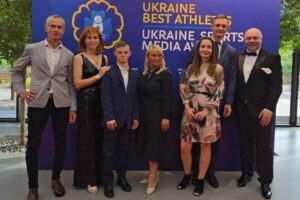 Світлина. Юний спортсмен з Волині із синдромом Дауна отримав заслужену нагороду від Асоціації спортивних журналістів України. Спорт, спортсмен, синдром Дауна, нагорода, Валентин Новосад, Найкращий атлет України