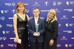 Світлина. Юний спортсмен з Волині із синдромом Дауна отримав заслужену нагороду від Асоціації спортивних журналістів України. Спорт, спортсмен, синдром Дауна, нагорода, Валентин Новосад, Найкращий атлет України