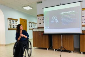 Світлина. Водіїв громадського транспорту Києва вчать обслуговувати маломобільних пасажирів. Безбар'єрність, інвалідність, Київ, водій, громадський транспорт, обслуговування