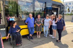 Світлина. Водіїв громадського транспорту Києва вчать обслуговувати маломобільних пасажирів. Безбар'єрність, інвалідність, Київ, водій, громадський транспорт, обслуговування