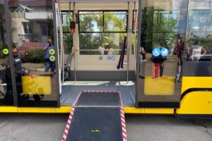 Світлина. Водіїв громадського транспорту Києва вчать обслуговувати маломобільних пасажирів. Безбар'єрність, інвалідність, Київ, водій, громадський транспорт, обслуговування