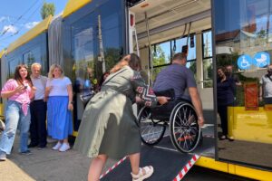 Світлина. Водіїв громадського транспорту Києва вчать обслуговувати маломобільних пасажирів. Безбар'єрність, інвалідність, Київ, водій, громадський транспорт, обслуговування