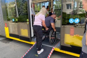 Світлина. Водіїв громадського транспорту Києва вчать обслуговувати маломобільних пасажирів. Безбар'єрність, інвалідність, Київ, водій, громадський транспорт, обслуговування