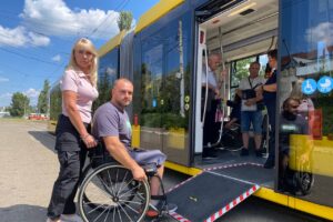 Світлина. Водіїв громадського транспорту Києва вчать обслуговувати маломобільних пасажирів. Безбар'єрність, інвалідність, Київ, водій, громадський транспорт, обслуговування