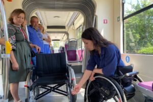 Світлина. Водіїв громадського транспорту Києва вчать обслуговувати маломобільних пасажирів. Безбар'єрність, інвалідність, Київ, водій, громадський транспорт, обслуговування