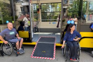 Світлина. Водіїв громадського транспорту Києва вчать обслуговувати маломобільних пасажирів. Безбар'єрність, інвалідність, Київ, водій, громадський транспорт, обслуговування