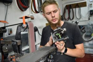 Світлина. Безбар’єрність – це коли можеш працювати навіть на протезах: історія воїна з Корюківки. Життя і особистості, інвалідність, протез, ветеран, поранення, Костянтин Целіков