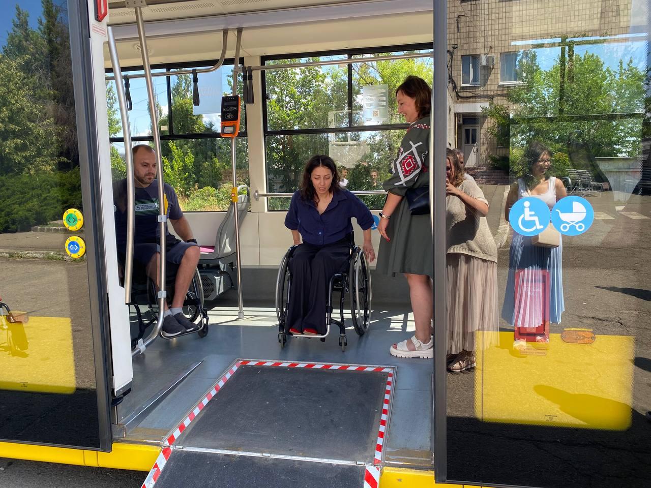 Водіїв громадського транспорту Києва вчать обслуговувати маломобільних пасажирів (ФОТО). інвалідність, водій, громадський транспорт, київ, обслуговування