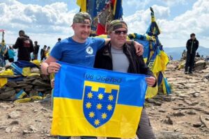 Світлина. Ветеран 108-ї бригади ТрО з Дніпропетровщини встановив прапор на Говерлі, піднявшись на протезі. Життя і особистості, протез, ветеран, протезування, Говерла, Микола Фоменко