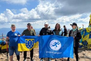 Світлина. Ветеран 108-ї бригади ТрО з Дніпропетровщини встановив прапор на Говерлі, піднявшись на протезі. Життя і особистості, протез, ветеран, протезування, Говерла, Микола Фоменко