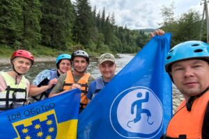 Світлина. Ветеран 108-ї бригади ТрО з Дніпропетровщини встановив прапор на Говерлі, піднявшись на протезі. Життя і особистості, протез, ветеран, протезування, Говерла, Микола Фоменко