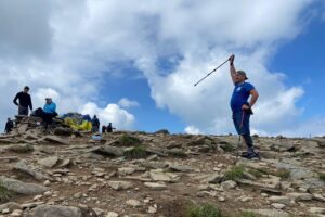 Ветеран 108-ї бригади ТрО з Дніпропетровщини встановив прапор на Говерлі, піднявшись на протезі (ФОТО)