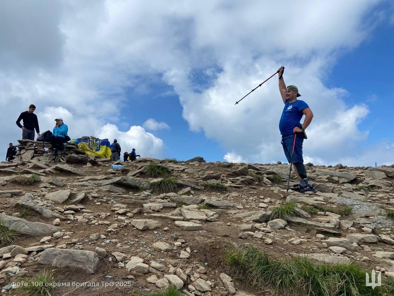 Ветеран 108-ї бригади ТрО з Дніпропетровщини встановив прапор на Говерлі, піднявшись на протезі (ФОТО). ветеран, говерла, микола фоменко, протез, протезування