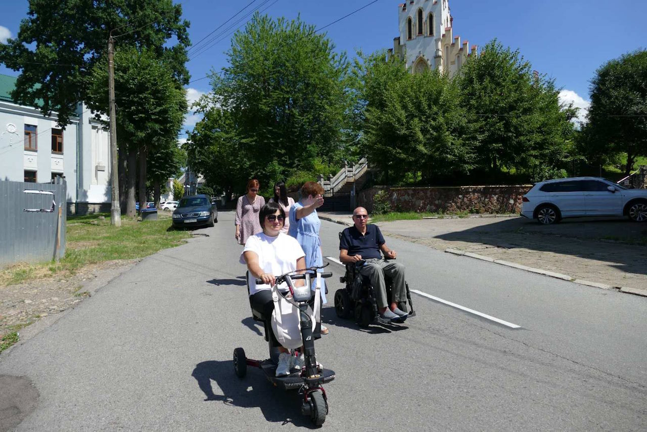 Експертів вразив підйомник на сцену у Концертні залі Калуша. Перевірили фізичну доступність туристичних об’єктів громади. інвалідність, доступність, калуш, перевірка, туристичний об’єкт