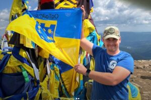 Світлина. Ветеран 108-ї бригади ТрО з Дніпропетровщини встановив прапор на Говерлі, піднявшись на протезі. Життя і особистості, протез, ветеран, протезування, Говерла, Микола Фоменко