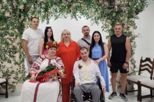 У Дніпрі одружилась пара на кріслах колісних, яка через війну втратила домівку (ФОТО)