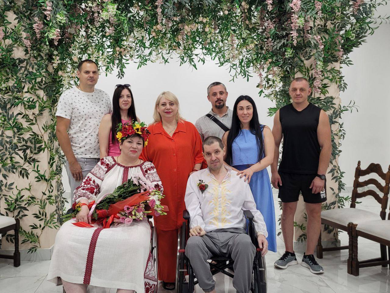 У Дніпрі одружилась пара на кріслах колісних, яка через війну втратила домівку (ФОТО). весілля, крісло колісне, олег, олена, подружжя