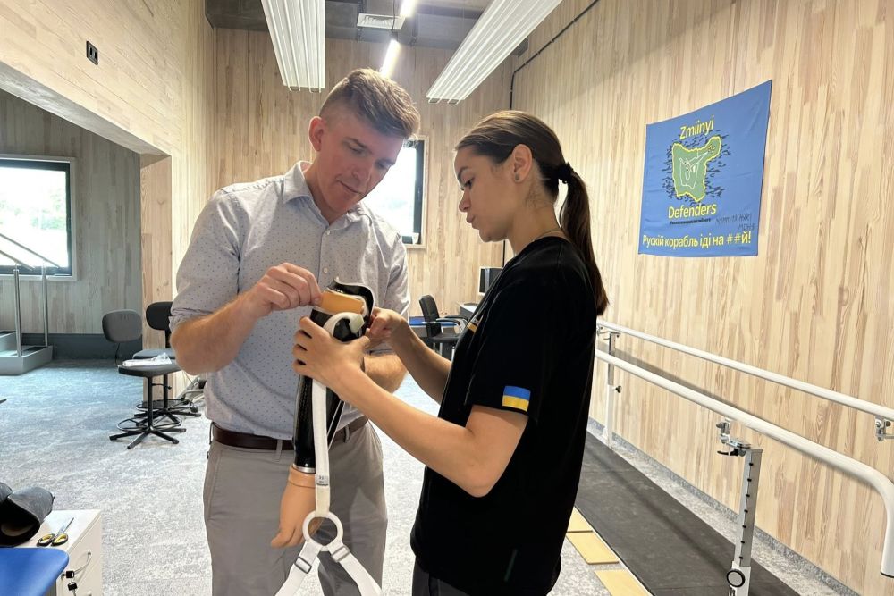 Переймають досвід у найкращих: до центру UNBROKEN приїхав провідний протезист зі США. крістофер фінк, протезист, протезування, сша, центр unbroken