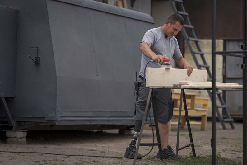 “Я розумів, що потрібен країні”. Ветеран, який втратив ногу під час боїв у Бахмуті, працює столяром на підприємстві (ФОТО, ВІДЕО). ігор цибенко, ветеран, підприємство, протезування, столяр