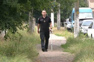 Переніс сім операцій та має II групу інвалідності: історія чернігівського поліцейського на милицях (ВІДЕО)