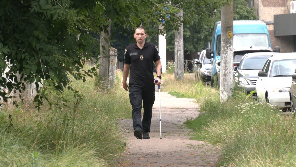 Переніс сім операцій та має II групу інвалідності: історія чернігівського поліцейського на милицях (ВІДЕО). інвалідність, вадим довгошей, ветеран, поліцейський, поранення