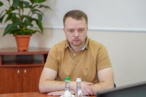 Світлина. Представники Житомирської ОВА взяли участь у нараді щодо реалізації проєкту «Рух без бар’єрів». Закони та права, інвалідність, проєкт Рух без барʼєрів, представник, онлайн-нарада, Житомирська ОВА