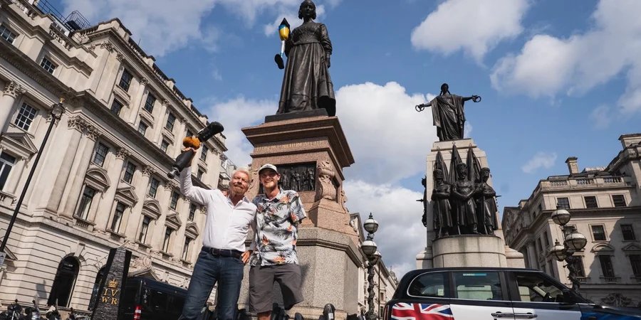 Нагадування про військових з ампутаціям. У Лондоні до руки статуї медсестри Флоренс Найтінгейл прикріпили протез в кольорах прапору України (ФОТО). військовий, лондон, нагадування, протез, статуя медсестри флоренс найтінгейл