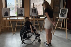 “Бути собі ціллю”: у Києві відкрили фотовиставку про лідерство жінок з інвалідністю – від волонтерок до парамедикинь