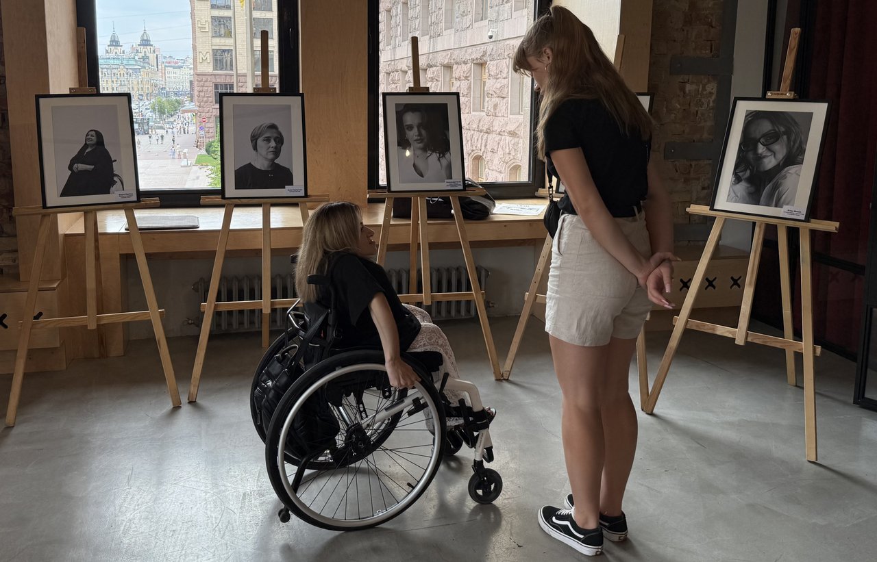 “Бути собі ціллю”: у Києві відкрили фотовиставку про лідерство жінок з інвалідністю – від волонтерок до парамедикинь. інвалідність, го fight for right, жінка, київ, фотовиставка