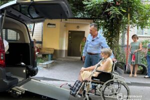 Світлина. Зручно та безпечно. У Дніпрі поповнили спецтранспорт для маломобільних підопічних терцентру. Безбар'єрність, інвалідність, Дніпро, автомобіль, підопічний, Терцентр