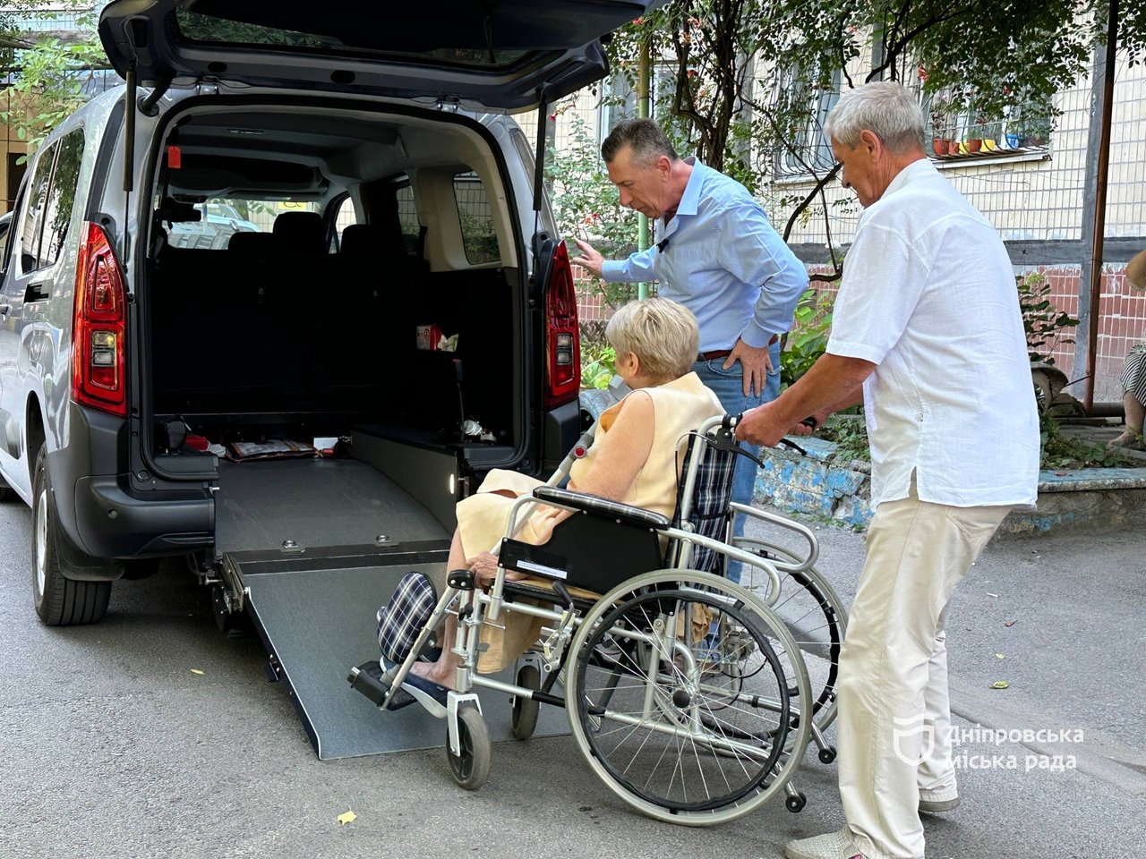 Зручно та безпечно. У Дніпрі поповнили спецтранспорт для маломобільних підопічних терцентру (ФОТО). інвалідність, автомобіль, дніпро, підопічний, терцентр