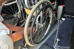 Світлина. Зручно та безпечно. У Дніпрі поповнили спецтранспорт для маломобільних підопічних терцентру. Безбар'єрність, інвалідність, Дніпро, автомобіль, підопічний, Терцентр