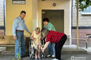 Світлина. Зручно та безпечно. У Дніпрі поповнили спецтранспорт для маломобільних підопічних терцентру. Безбар'єрність, інвалідність, Дніпро, автомобіль, підопічний, Терцентр