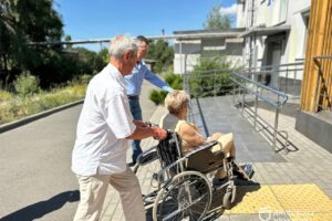 Світлина. Зручно та безпечно. У Дніпрі поповнили спецтранспорт для маломобільних підопічних терцентру. Безбар'єрність, інвалідність, Дніпро, автомобіль, підопічний, Терцентр