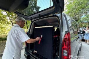 Світлина. Зручно та безпечно. У Дніпрі поповнили спецтранспорт для маломобільних підопічних терцентру. Безбар'єрність, інвалідність, Дніпро, автомобіль, підопічний, Терцентр