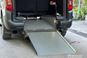 Світлина. Зручно та безпечно. У Дніпрі поповнили спецтранспорт для маломобільних підопічних терцентру. Безбар'єрність, інвалідність, Дніпро, автомобіль, підопічний, Терцентр