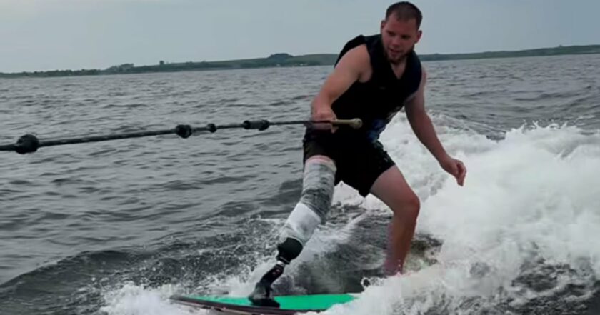 Після ампутації став на хвилю: 22-річний український ветеран опановує серфінг на протезі (ВІДЕО). ветеран, михайло тернавський, протез, серфінг, центр реабілітації unbroken