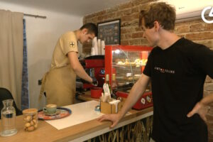 Інклюзивна кав’ярня в Чернівцях працює вже рік: тут готують напої за донат і здійснюють мрії (ВІДЕО)