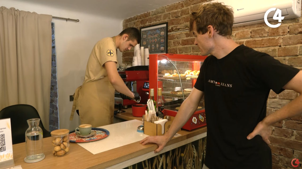 Інклюзивна кав’ярня в Чернівцях працює вже рік: тут готують напої за донат і здійснюють мрії (ВІДЕО). інвалідність, кав’ярня, працевлаштування, професійні навички, чернівці