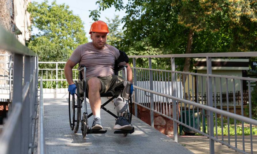 В Івано-Франківську провели інспекцію на рівень доступності міського простору (ФОТО). івано-франківськ, інвалідність, інспекція, доступність, комфорт