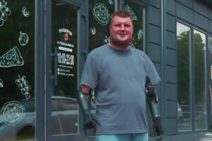 “Повернув собі змогу працювати”: ветеран із протезами рук Валерій Кучеренко відкрив піцерію на Київщині (ВІДЕО)