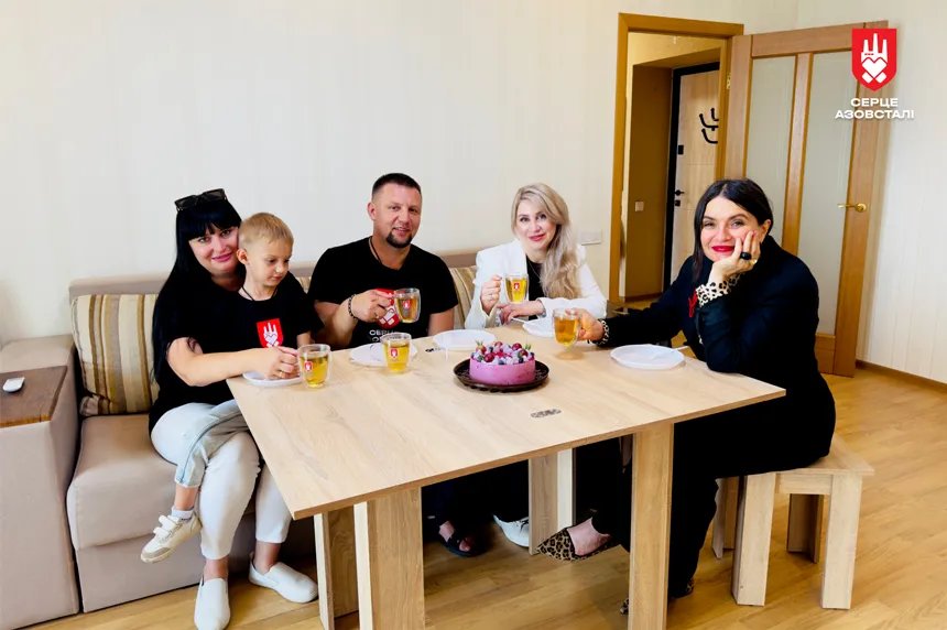 Захисник Маріуполя Сергій Золотарьов отримав ключі від власної квартири за програмою “Вдома” (ФОТО). квартира, мариуполь, оборонець, програма вдома, сергій золотарьов