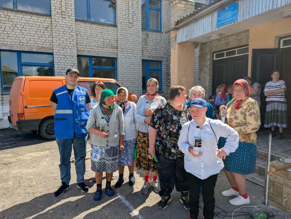 Волонтери “Проліска” евакуювали з Шостки у більш безпечне місце підопічних Будищанського психоневрологічного інтернату. будищанський психоневрологічний інтернат, евакуація, підопічний, проліска, шостка