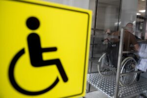 Світлина. Кличко взяв участь у відкритті протезного центру, який столиця створила на базі однієї з міських лікарень. Реабілітація, протезування, Київ, поранений, Віталій Кличко, протезний центр Human Titans