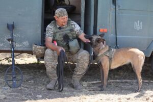 Повернувся до ЗСУ після поранення. Історія військового, який став кінологом та розміновує Херсонщину (ФОТО, ВІДЕО)