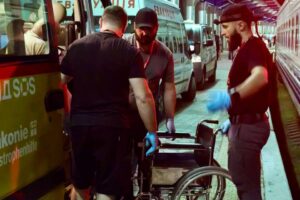 Світлина. Укрзалізниця продовжує допомагати в евакуації з Дніпра маломобільних людей. Новини, інвалідність, Дніпро, евакуація, укрзалізниця, Житомирська область