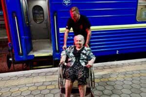 Світлина. Укрзалізниця продовжує допомагати в евакуації з Дніпра маломобільних людей. Новини, інвалідність, Дніпро, евакуація, укрзалізниця, Житомирська область