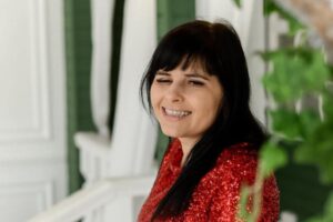 «Бачу серцем, співаю душею»: як блогерка зі Львівщини, яка втратила зір, армії допомагає